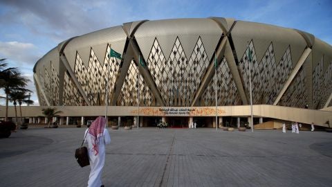 Un hombre se dirige al estadio Rey Abdullah, donde se disputa la Supercopa.