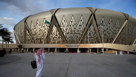 Un hombre se dirige al estadio Rey Abdullah, donde se disputa la Supercopa. Un hombre se dirige al estadio Rey Abdullah, donde se disputa la Supercopa.