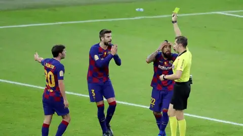 Los jugadores del Barcelona se lamentan ante el colegiado Los jugadores del Barcelona se lamentan ante el colegiado