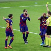 Los jugadores del Barcelona se lamentan ante el colegiado