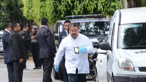 Peritos forenses trabajan en el sitio donde un niño de 12 años mató a su maestra y posteriormente se quitó la vida. Peritos forenses trabajan en el sitio donde un niño de 12 años mató a su maestra y posteriormente se quitó la vida.