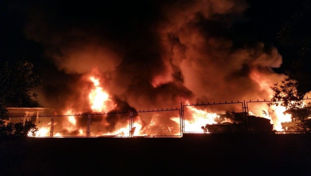 Incendio en el desguace de la pedanía de Torrellano de Elche.
