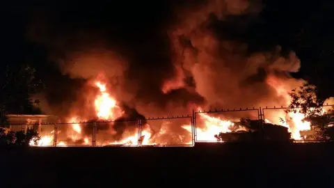 Incendio en el desguace de la pedanía de Torrellano de Elche. Incendio en el desguace de la pedanía de Torrellano de Elche.