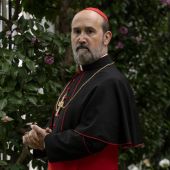 Javier Cámara, caracterizado como su personaje del cardenal Gutiérrez en 'The New Pope'