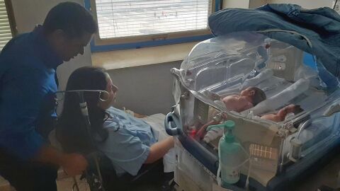 Dos de las trillizas nacidas en el Hospital General de Elche y sus padres. 