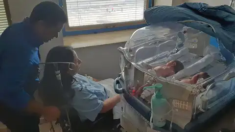 Dos de las trillizas nacidas en el Hospital General de Elche y sus padres. Dos de las trillizas nacidas en el Hospital General de Elche y sus padres.