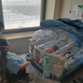 Dos de las trillizas nacidas en el Hospital General de Elche y sus padres. 