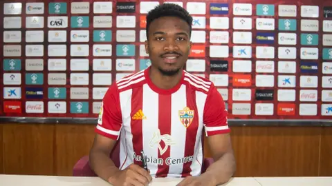 Kaptoum firmando el contrato Kaptoum firmando el contrato