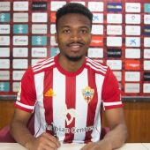 Kaptoum firmando el contrato