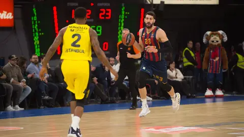 Toko Shengeila ante la defensa del Fenerbahce Derrota de Baskonia en Euroliga