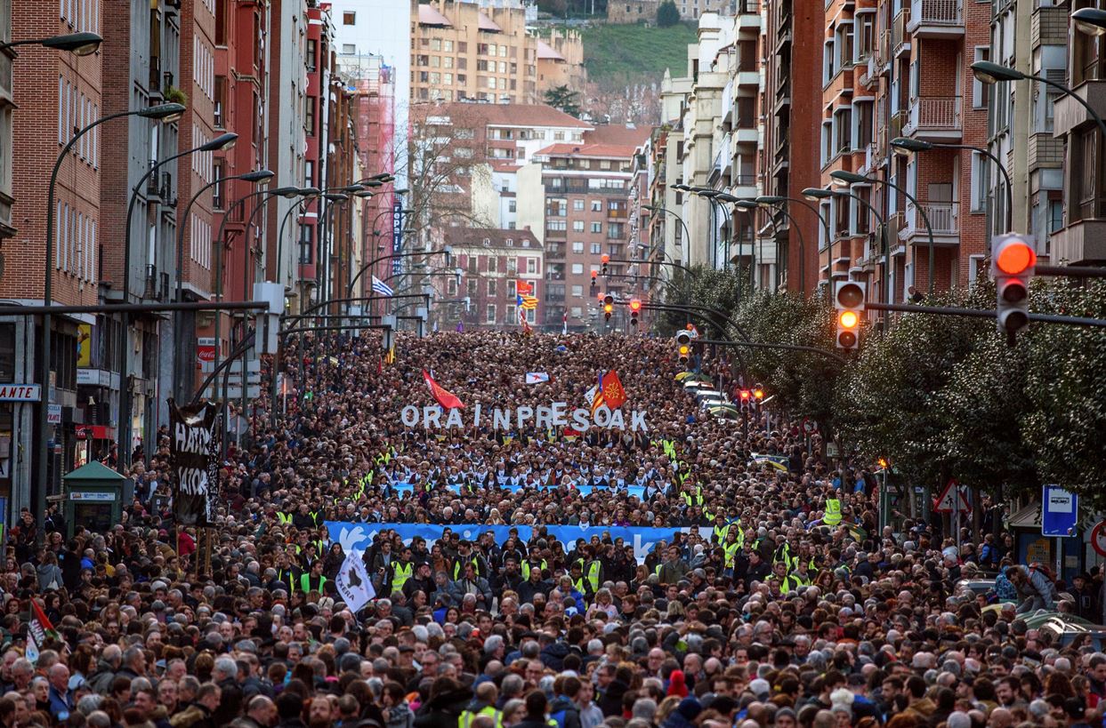 Miles de personas piden en Bilbao cambiar la política penitenciaria para los presos de ETA Miles de personas piden en Bilbao cambiar la política penitenciaria para los presos de ETA