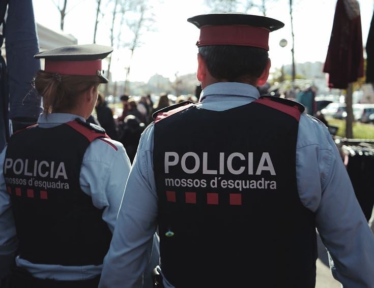 Hallan dos cuerpos sin vida dentro de un vehículo en Barcelona Hallan dos cuerpos sin vida dentro de un vehículo en Barcelona