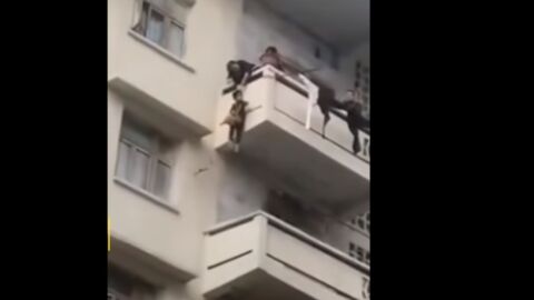 Descuelga a su nieto por un quinto piso para rescatar a su perro.