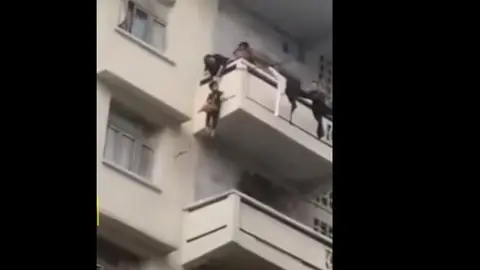 Descuelga a su nieto por un quinto piso para rescatar a su perro. Descuelga a su nieto por un quinto piso para rescatar a su perro.