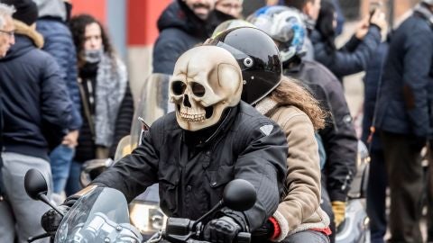 Motociclistas participan en el tradicional desfile de las banderas de la concentraci&oacute;n anual de Ping&uuml;inos