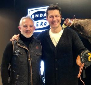 Jaime Cantizano con el cetrero del Atlético de Madrid, Jorge Castaño Jaime Cantizano con el cetrero del Atlético de Madrid, Jorge Castaño