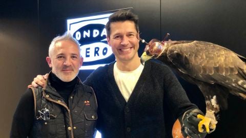 Jaime Cantizano con el cetrero del Atl&eacute;tico de Madrid, Jorge Casta&ntilde;o