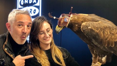 Isabel Lobo junto a Jorge Camacho y el &aacute;guila Xena 