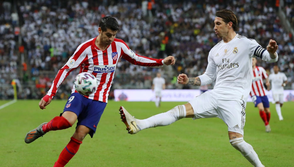 Morata intenta controlar el balón ante la defensa de Ramos.