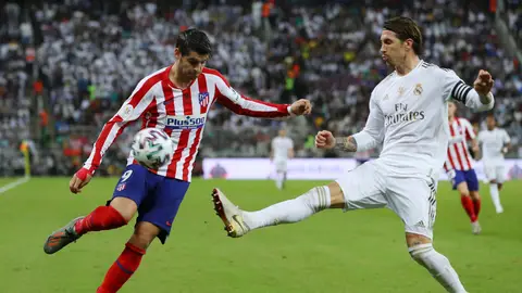 Morata intenta controlar el balón ante la defensa de Ramos. Morata intenta controlar el balón ante la defensa de Ramos.