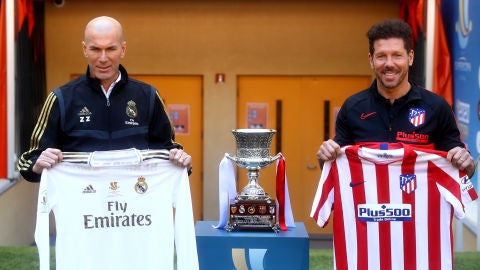 Zidane y Simeone posan con las camisetas de Madrid y Atleti antes de la final de la Supercopa.