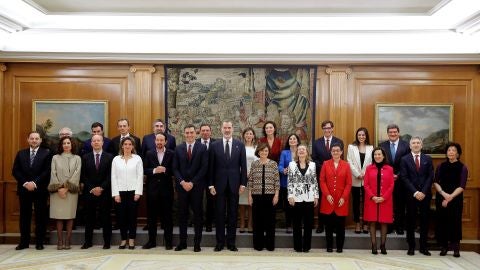El rey, S&aacute;nchez y los vicepresidentes y ministros del Gobierno, tras la promesa del acto de toma de posesi&oacute;n