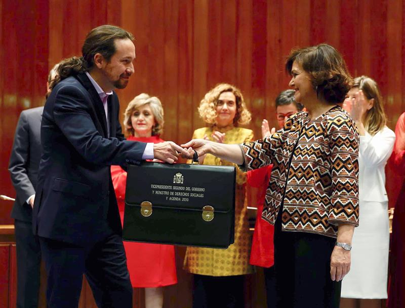 La reverencia de Pablo Iglesias a Carmen Calvo al entregarle su cartera La reverencia de Pablo Iglesias a Carmen Calvo al entregarle su cartera