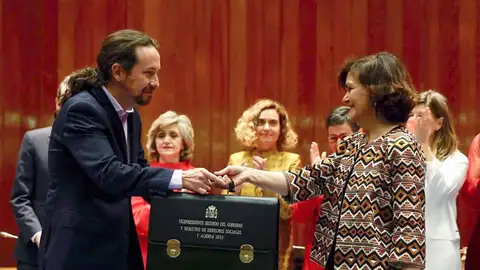 Pablo Iglesias recibe su cartera de manos de Carmen Calvo Pablo Iglesias recibe su cartera de manos de Carmen Calvo