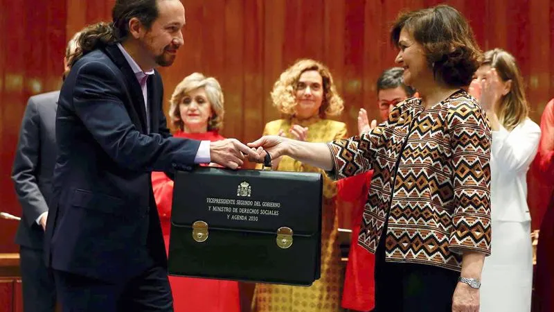 Pablo Iglesias recibe su cartera de manos de Carmen Calvo Pablo Iglesias recibe su cartera de manos de Carmen Calvo