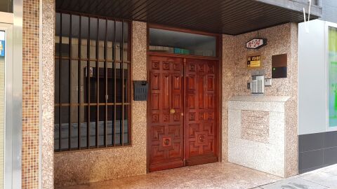 Vista del portal del domicilio donde se encontraron los cad&aacute;veres en Puertollano