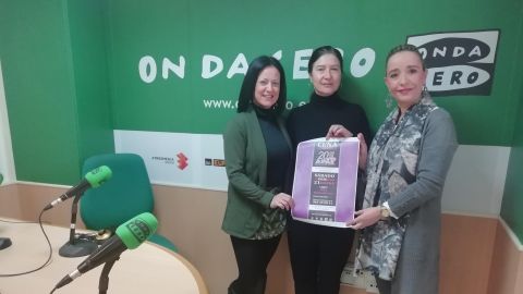 La directora y la t&eacute;cnico sociocultural de AFAE en Onda Cero Elche.