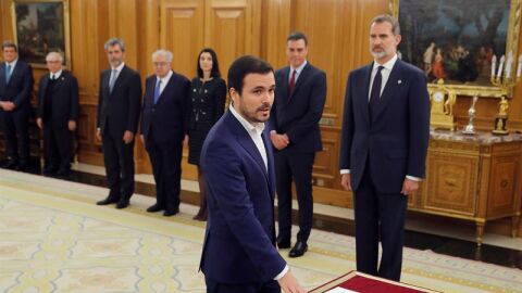 Alberto Garz&oacute;n promete su cargo ante el Rey como ministro de Consumo
