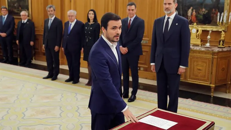 Alberto Garzón promete su cargo ante el Rey como ministro de Consumo Alberto Garzón promete su cargo ante el Rey como ministro de Consumo