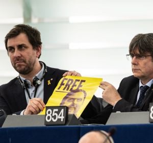 Puigdemont y Comín muestran un cartel pidiendo la libertad de Oriol Junqueras en la Eurocámara Puigdemont y Comín muestran un cartel pidiendo la libertad de Oriol Junqueras en la Eurocámara