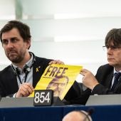 Puigdemont y Comín muestran un cartel pidiendo la libertad de Oriol Junqueras en la Eurocámara