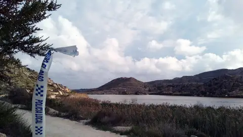 Sendero en el Pantano de Elche por el que discurre la Transilicitana. Sendero en el Pantano de Elche por el que discurre la Transilicitana.