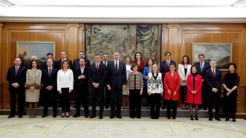 El nuevo Gobierno de coalici&oacute;n posa ante las c&aacute;maras con el Rey
