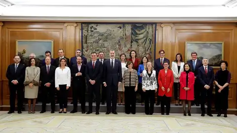 El nuevo Gobierno de coalición posa ante las cámaras con el Rey El nuevo Gobierno de coalición posa ante las cámaras con el Rey