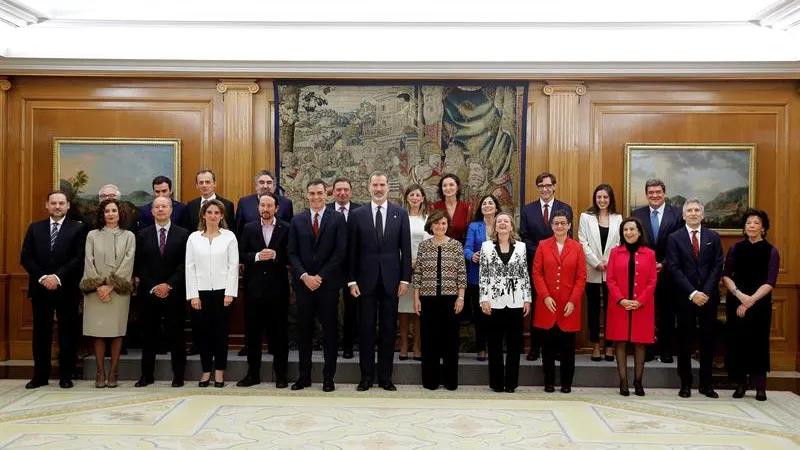 El nuevo Gobierno de coalici&oacute;n posa ante las c&aacute;maras con el Rey