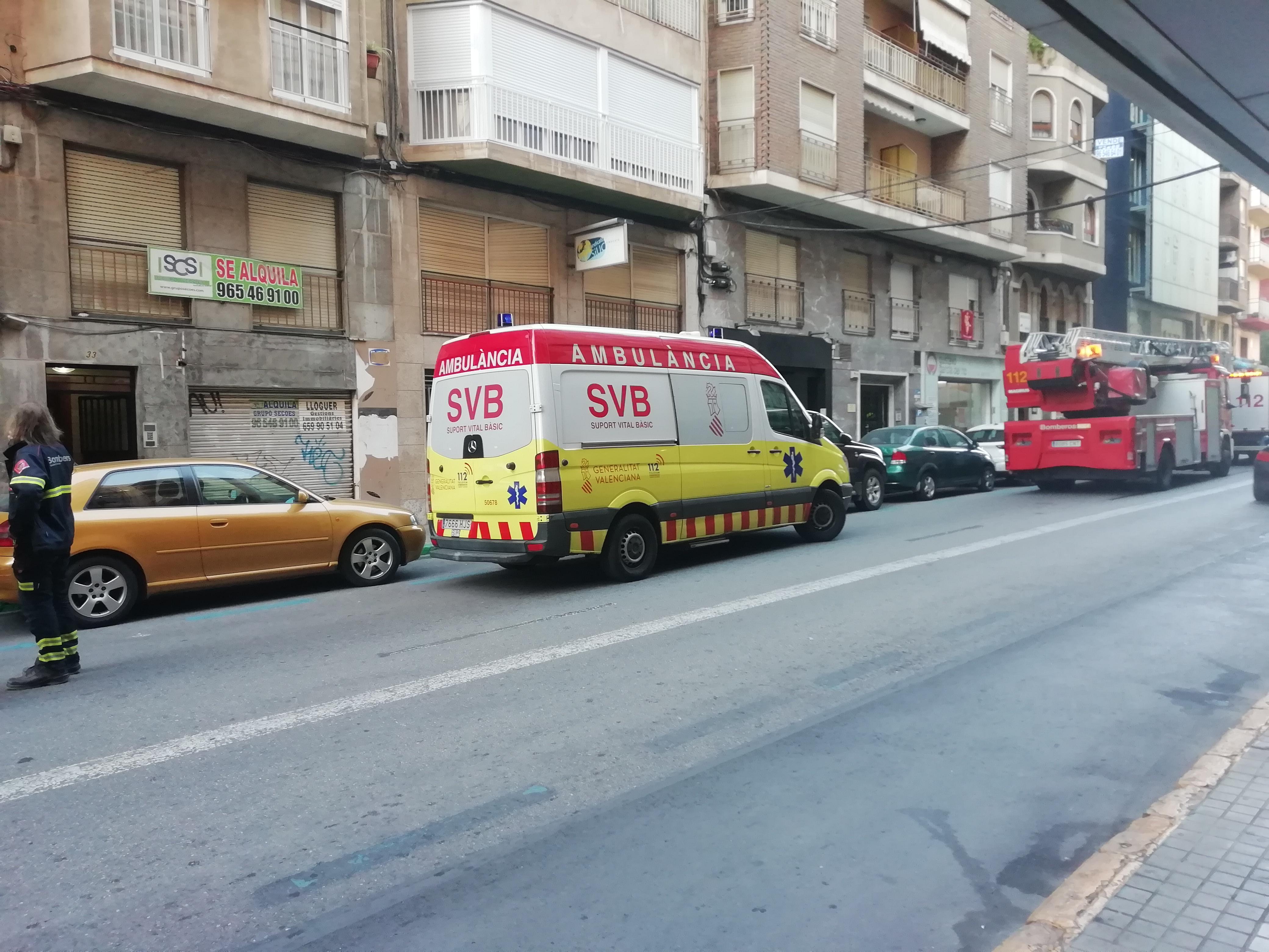 Los bomberos acceden por el balcón a la casa de una anciana de 94 años que vivía sola y había sufrido una caída Los bomberos acceden por el balcón a la casa de una anciana de 94 años que vivía sola y había sufrido una caída