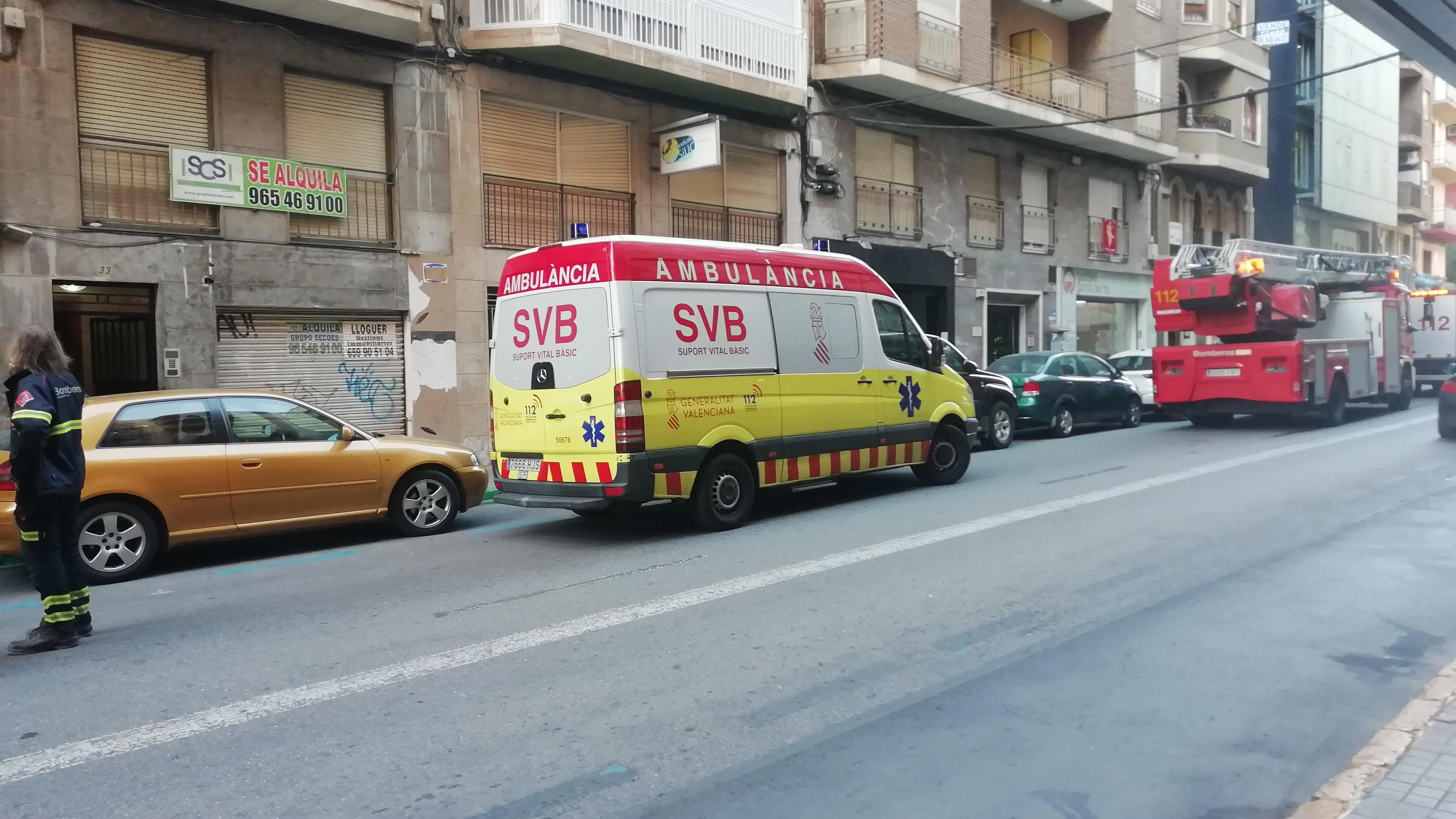 Una unidad de Soporte Vital Básico ha sido la encargada de trasladar al hospital a la mujer de 94 años accidenta en su hogar de la calle Doctor Caro de Elche. EMERGENCIAS