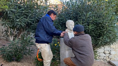 Operarios instalan el busto dedicado dedicado al Can&oacute;nigo Manch&oacute;n en Crevillent.