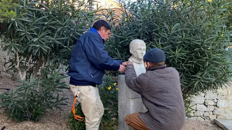 Operarios instalan el busto dedicado dedicado al Canónigo Manchón en Crevillent. Operarios instalan el busto dedicado dedicado al Canónigo Manchón en Crevillent.