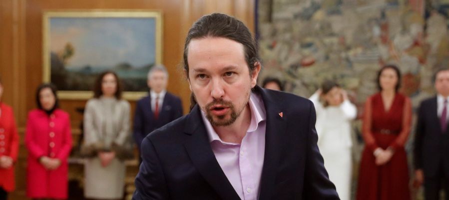Pablo Iglesias durante su toma de posesión con el triángulo rojo invertido en la solapa Pablo Iglesias durante su toma de posesión con el triángulo rojo invertido en la solapa