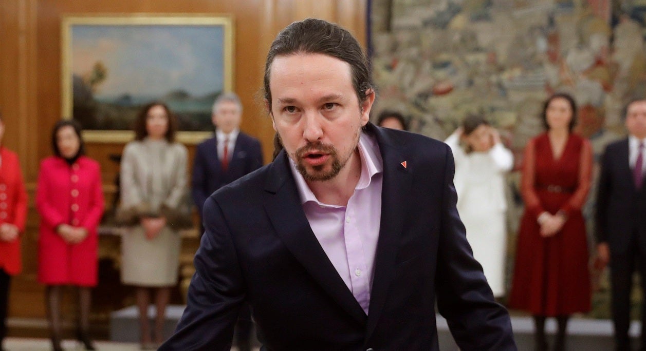 ¿Qué significa el triángulo rojo invertido que llevan Iglesias y Garzón? ¿Qué significa el triángulo rojo invertido que llevan Iglesias y Garzón?