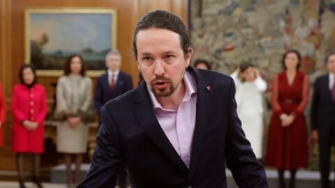 Pablo Iglesias durante su toma de posesi&oacute;n con el tri&aacute;ngulo rojo invertido en la solapa