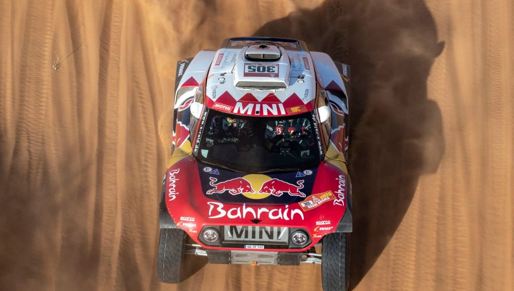 Carlos Sainz, a bordo de su Mini durante el Dakar