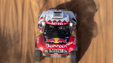 Carlos Sainz, a bordo de su Mini durante el Dakar