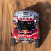 Carlos Sainz, a bordo de su Mini durante el Dakar