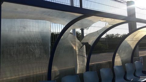 Destrozos en un campo de f&uacute;tbol de Puerto Real